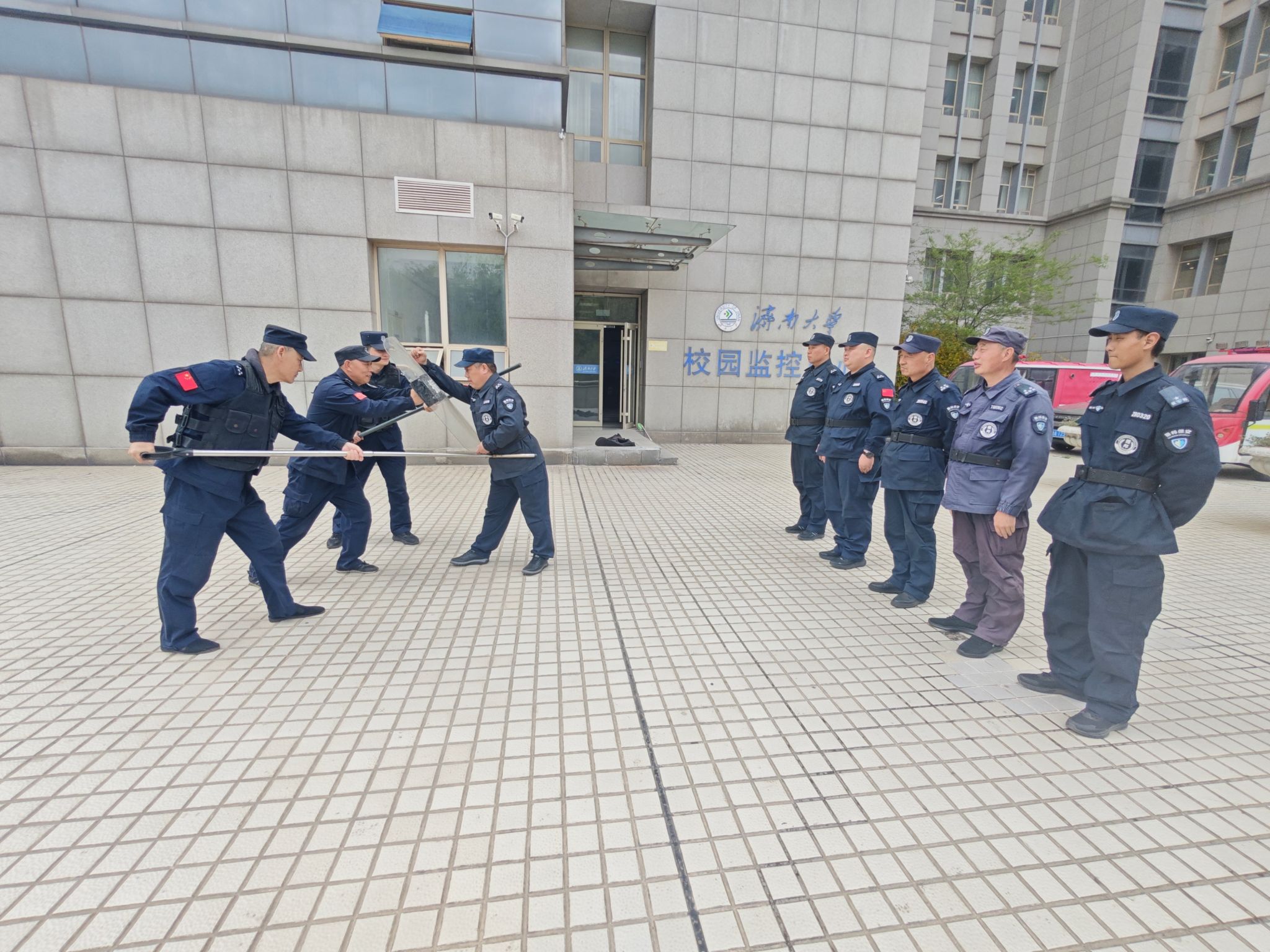 强化安保实战练兵 守好校园平安阵地